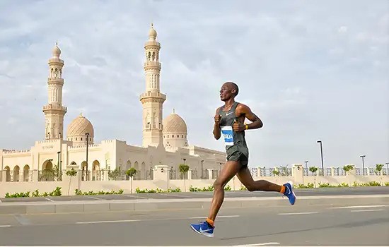 دونده مسابقه ماراتن عمان در حال عبور از کنار مسجد جامع سیده فاطمه